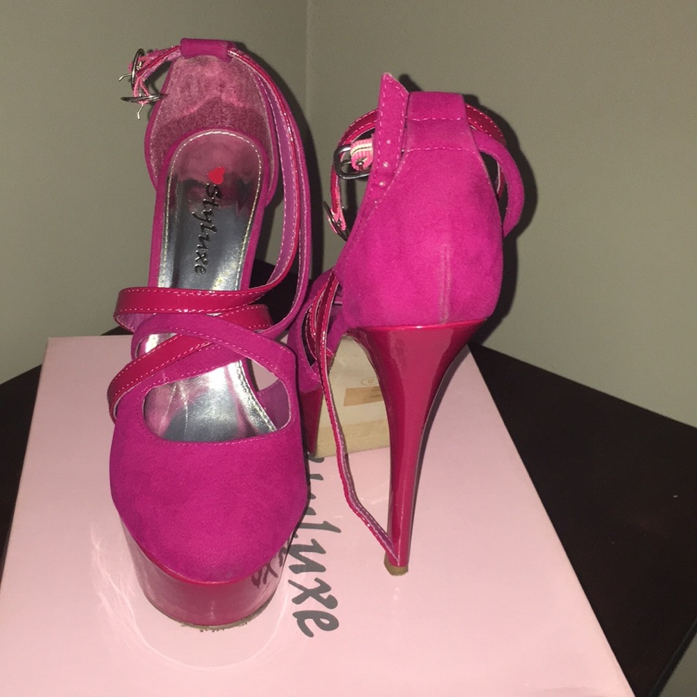 Magenta closed toe heel